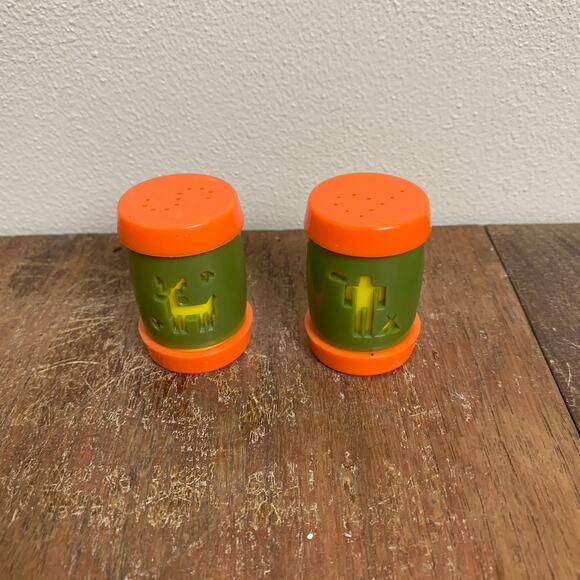 Vintage St. Labre Indian School Montana green Orange Salt & Pepper Shakers - Picture 1 of 7